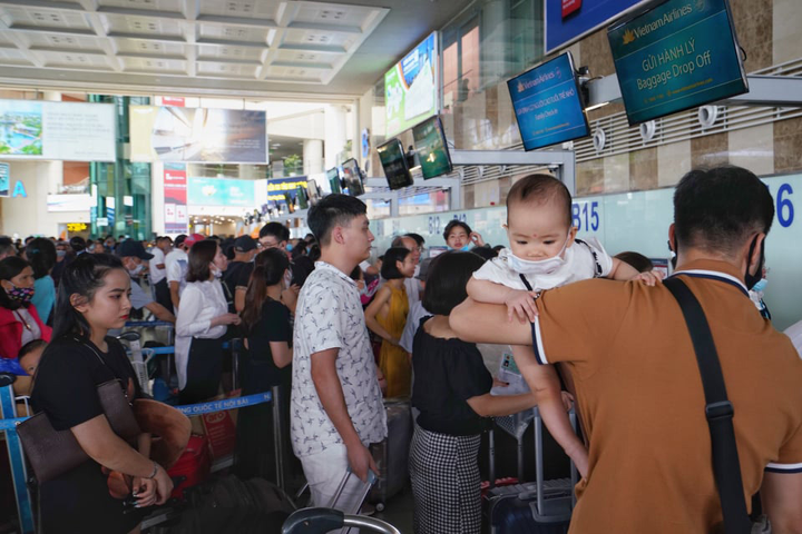 Khách mệt mỏi ngồi chờ hàng giờ trên máy bay ở 2 sân bay lớn nhất nước - 3