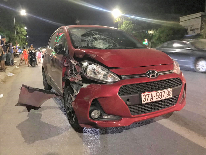 Đang quét rác, nữ công nhân môi trường bị ô tô tông văng gần 20m - 1