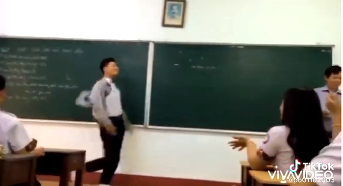 Dân mạng cười bò xem clip nam sinh sải bước như người mẫu để nhận giấy khen - 1