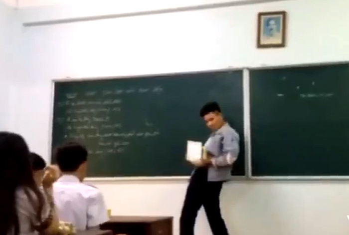 Dân mạng cười bò xem clip nam sinh sải bước như người mẫu để nhận giấy khen - 2