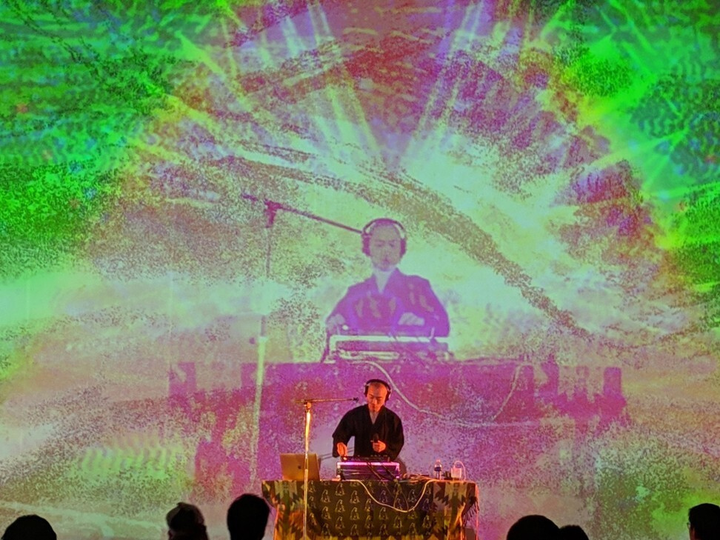 Sư thầy tụng kinh trên nền nhạc beatbox thu hút phật tử trẻ - 2