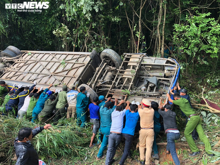Hiện trường vụ tai nạn thảm khốc khiến 6 người chết ở Kon Tum - 4