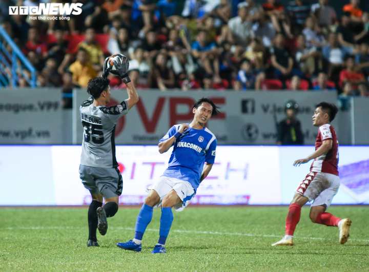 Ảnh: Bùi Tiến Dũng tỏa sáng trong trận CLB TP.HCM thắng đậm - 8