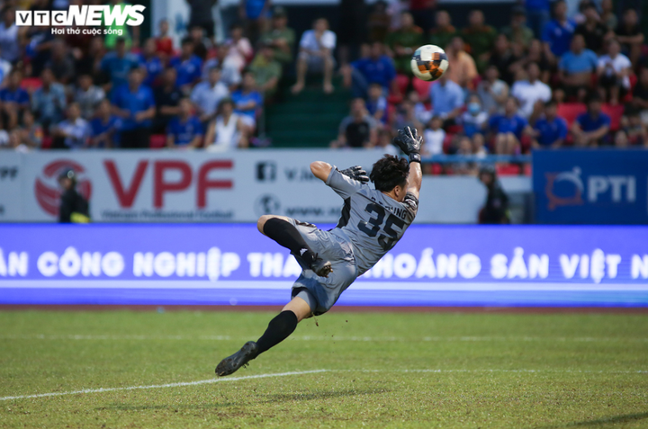 Ảnh: Bùi Tiến Dũng tỏa sáng trong trận CLB TP.HCM thắng đậm - 4