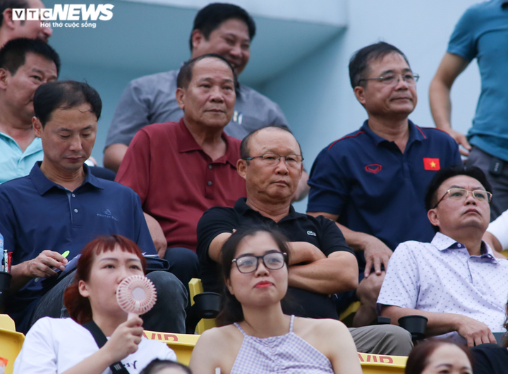 Ảnh: Bùi Tiến Dũng tỏa sáng trong trận CLB TP.HCM thắng đậm - 13