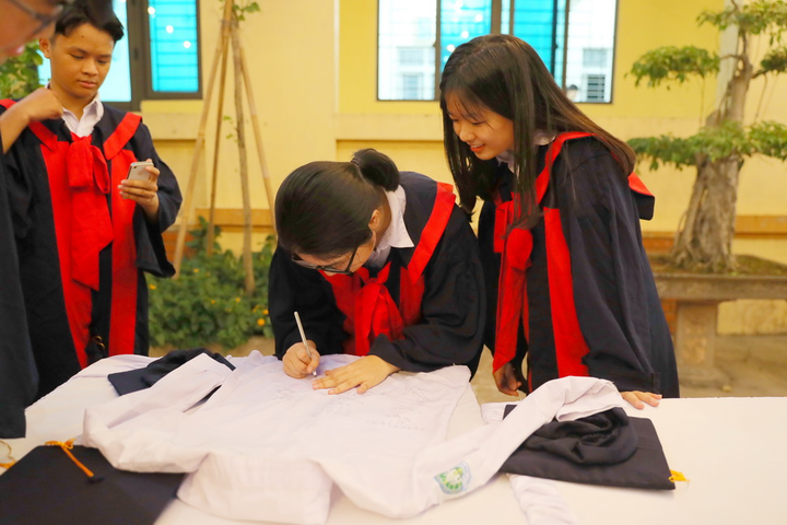 Học sinh Hưng Yên ghi dấu trưởng thành với thông điệp ý nghĩa từ nến và hoa hồng - 10