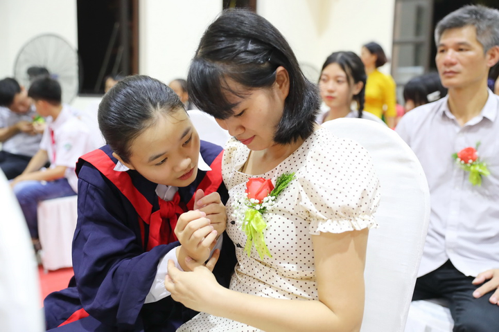 Học sinh Hưng Yên ghi dấu trưởng thành với thông điệp ý nghĩa từ nến và hoa hồng - 4