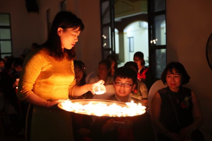 Học sinh Hưng Yên ghi dấu trưởng thành với thông điệp ý nghĩa từ nến và hoa hồng - 5