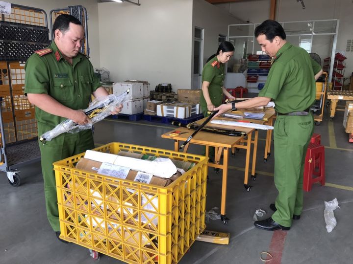 An Giang thu giữ 53 bưu phẩm chứa búa, đao, kiếm - 1