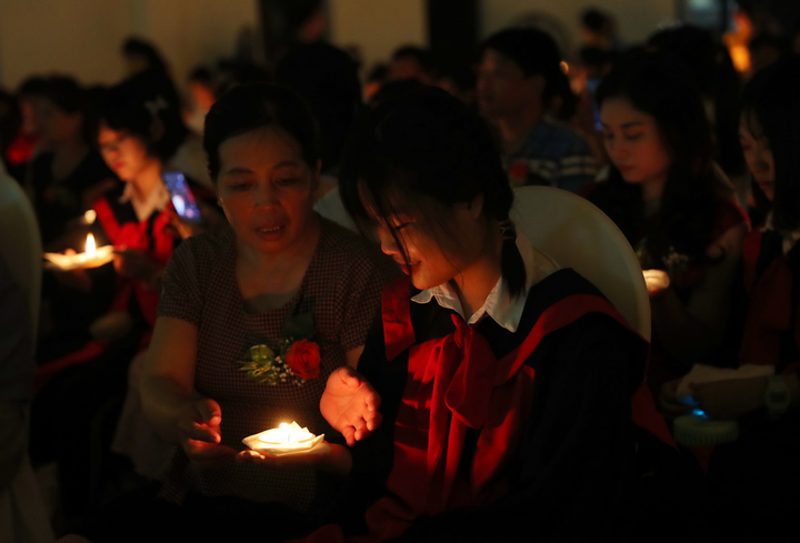 Học sinh Hưng Yên ghi dấu trưởng thành với thông điệp ý nghĩa từ nến và hoa hồng - 6