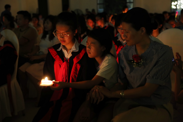 Học sinh Hưng Yên ghi dấu trưởng thành với thông điệp ý nghĩa từ nến và hoa hồng - 7