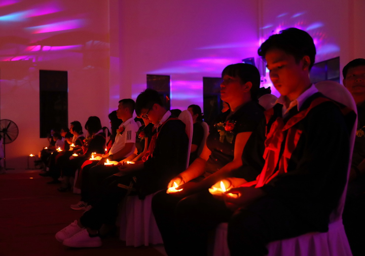 Học sinh Hưng Yên ghi dấu trưởng thành với thông điệp ý nghĩa từ nến và hoa hồng - 8