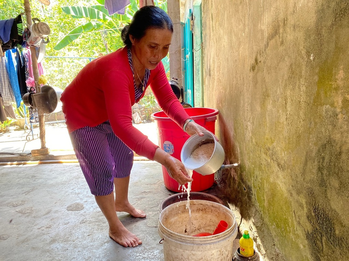 Giếng cạn trơ đáy, dân xóm phải mua nước đắt gấp 30 lần ở thành phố - 1