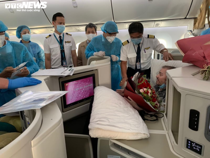Ảnh: Phi công người Anh về nước an toàn - 1