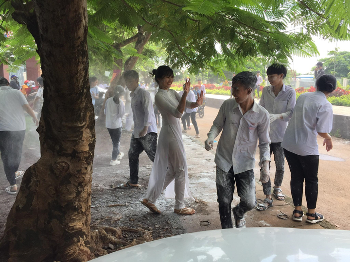 Không có bột màu, học sinh 'lầy lội' vác bột mỳ đến 'quẩy' ở lễ tổng kết năm - 3