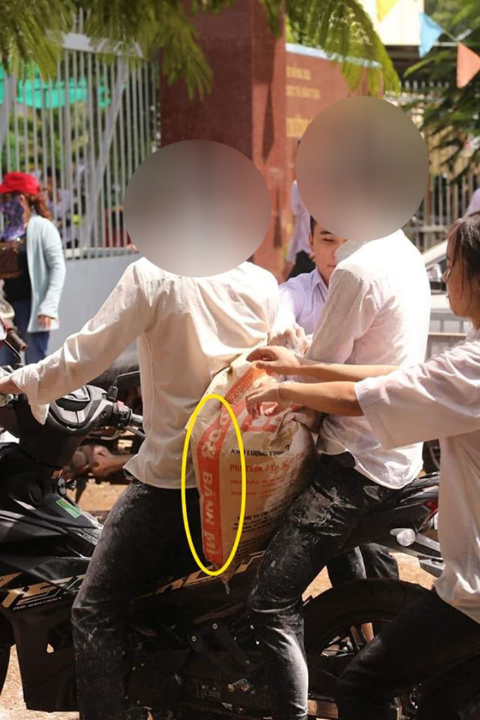 Không có bột màu, học sinh 'lầy lội' vác bột mỳ đến 'quẩy' ở lễ tổng kết năm - 1