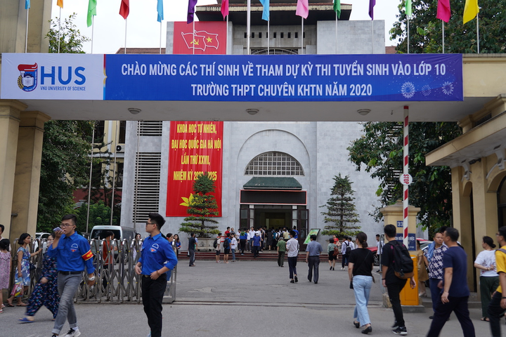 Hơn 3.500 thí sinh chạy đua giành suất vào hai trường chuyên 'hot' nhất Hà Nội - 1