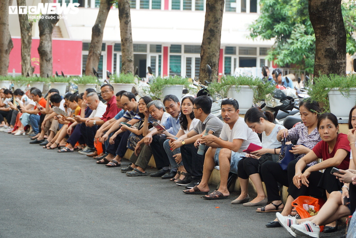 1 'chọi' 17, phụ huynh căng thẳng đợi con thi vào lớp 10 trường chuyên - 5