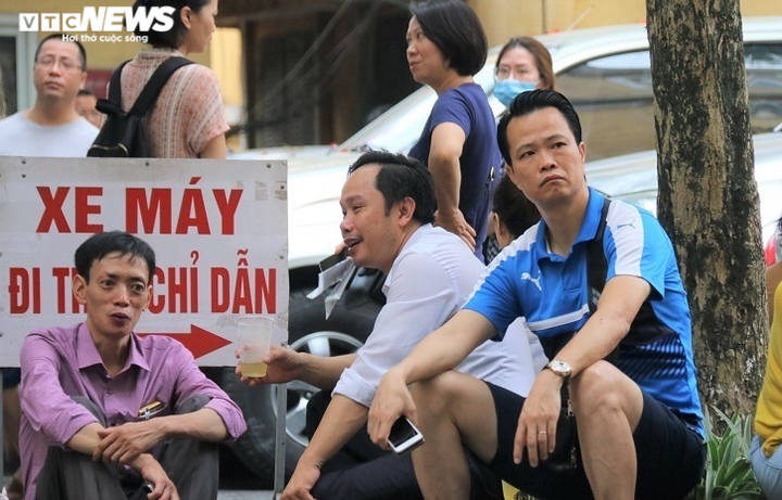 1 'chọi' 17, phụ huynh căng thẳng đợi con thi vào lớp 10 trường chuyên - 7