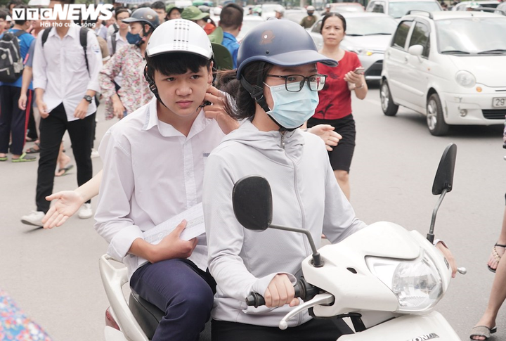 1 'chọi' 17, phụ huynh căng thẳng đợi con thi vào lớp 10 trường chuyên - 8