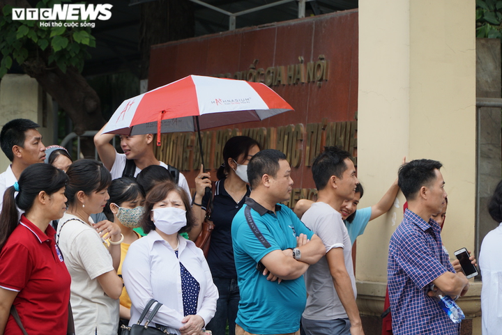 1 'chọi' 17, phụ huynh căng thẳng đợi con thi vào lớp 10 trường chuyên - 6