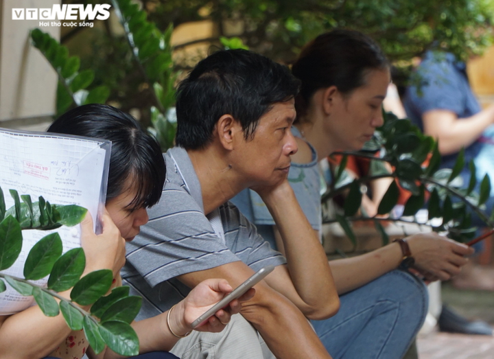 1 'chọi' 17, phụ huynh căng thẳng đợi con thi vào lớp 10 trường chuyên - 4