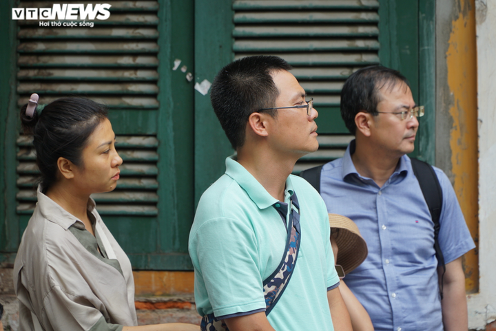 1 'chọi' 17, phụ huynh căng thẳng đợi con thi vào lớp 10 trường chuyên - 2