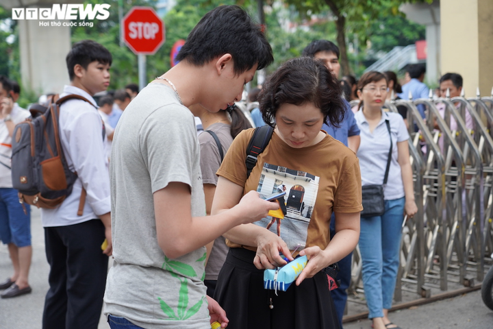 1 'chọi' 17, phụ huynh căng thẳng đợi con thi vào lớp 10 trường chuyên - 1