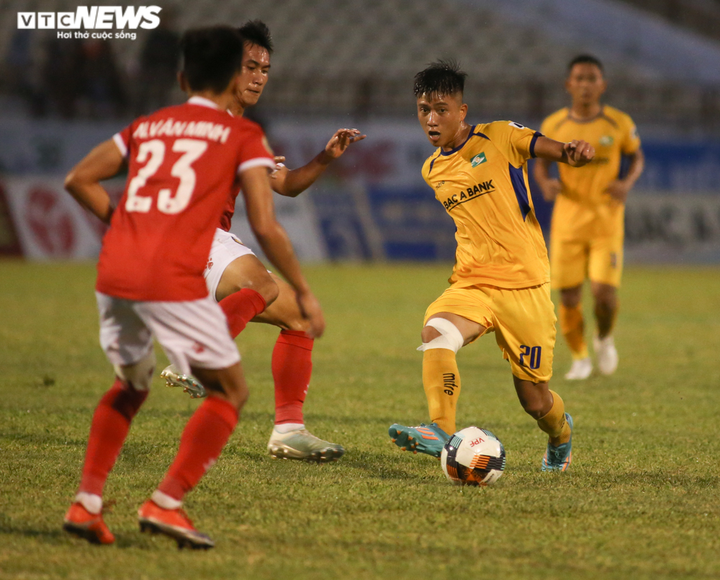 Phan Văn Đức tỏa sáng cứu SLNA, thất vọng vì ngoại binh vụng về bỏ lỡ cơ hội - 7