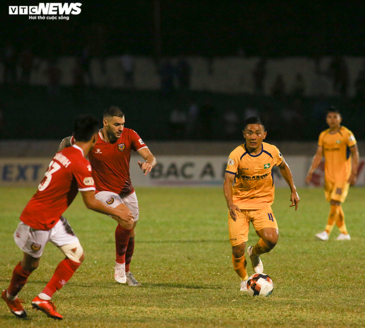 Phan Văn Đức tỏa sáng cứu SLNA, thất vọng vì ngoại binh vụng về bỏ lỡ cơ hội - 6