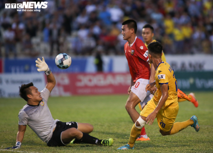 Phan Văn Đức tỏa sáng cứu SLNA, thất vọng vì ngoại binh vụng về bỏ lỡ cơ hội - 8