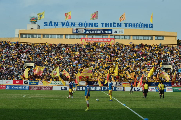 Thiên Trường đông kỷ lục ngày Nam Định đá chung kết ngược với Quảng Nam - 1