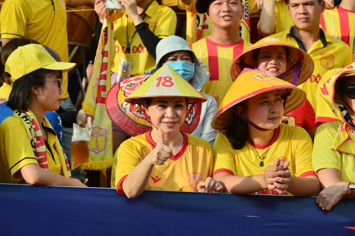 Thiên Trường đông kỷ lục ngày Nam Định đá chung kết ngược với Quảng Nam - 6