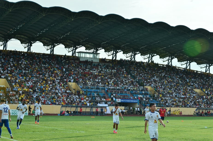 Thiên Trường đông kỷ lục ngày Nam Định đá chung kết ngược với Quảng Nam - 2