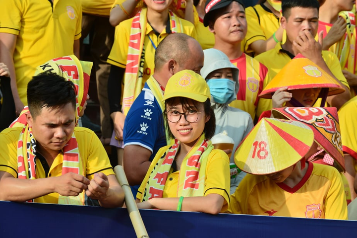 Thiên Trường đông kỷ lục ngày Nam Định đá chung kết ngược với Quảng Nam - 5