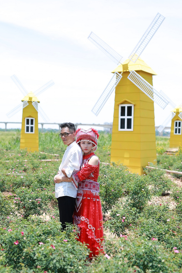 Chàng trai người Dao cụt 2 tay, gặp vợ kém 11 tuổi nhờ mạng xã hội - 2