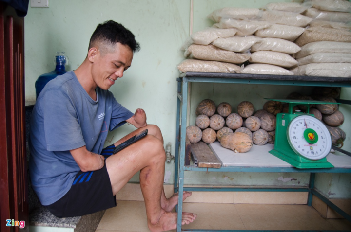 Chàng trai người Dao cụt 2 tay, gặp vợ kém 11 tuổi nhờ mạng xã hội - 4