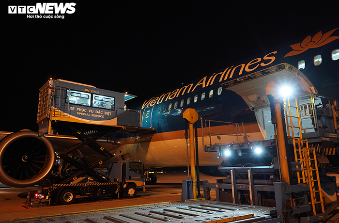 Ảnh, video: Phi công Anh lên 'siêu máy bay' Boeing 787-10 rời Việt Nam về nước - 4