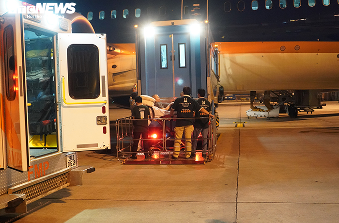 Ảnh, video: Phi công Anh lên 'siêu máy bay' Boeing 787-10 rời Việt Nam về nước - 2