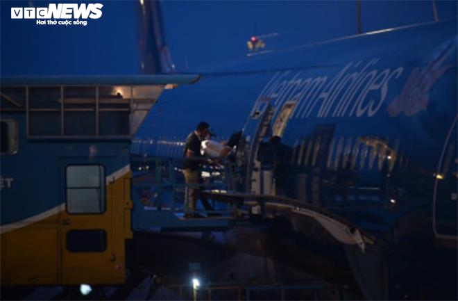 Ảnh: Phi công người Anh thoải mái trên 'siêu máy bay' rời Việt Nam về nước - 6