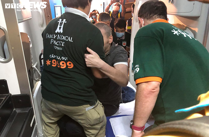 Ảnh: Phi công người Anh thoải mái trên 'siêu máy bay' rời Việt Nam về nước - 5