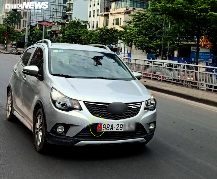 Xử nghiêm phương tiện giao thông dán bản đồ Việt Nam thiếu Hoàng Sa, Trường Sa - 1