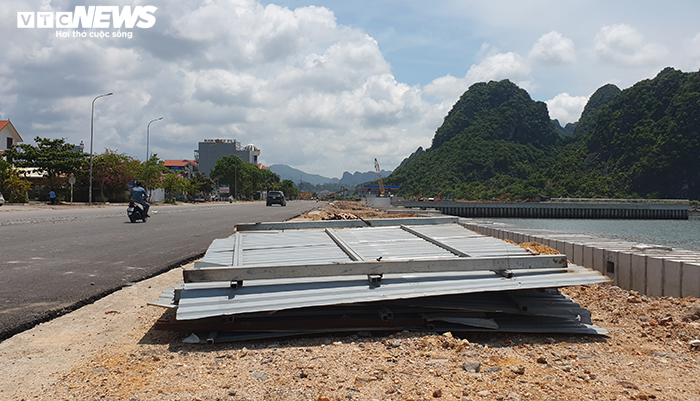 Dựng rào chắn cảnh báo sau vụ ô tô lao xuống biển khiến 4 người chết - 4