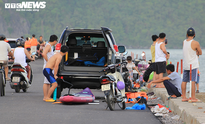 Dựng rào chắn cảnh báo sau vụ ô tô lao xuống biển khiến 4 người chết - 11