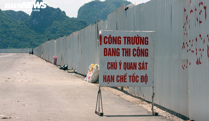 Dựng rào chắn cảnh báo sau vụ ô tô lao xuống biển khiến 4 người chết - 5