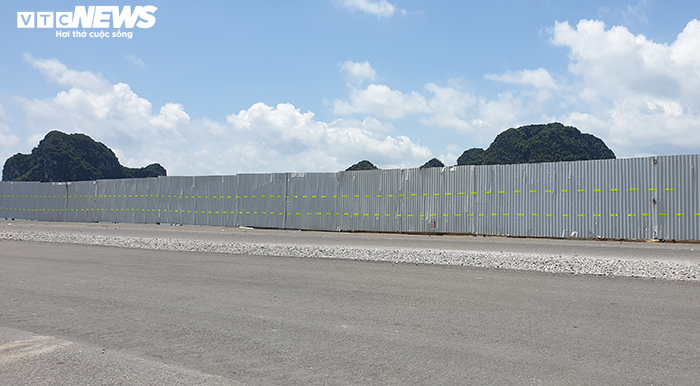 Dựng rào chắn cảnh báo sau vụ ô tô lao xuống biển khiến 4 người chết - 7