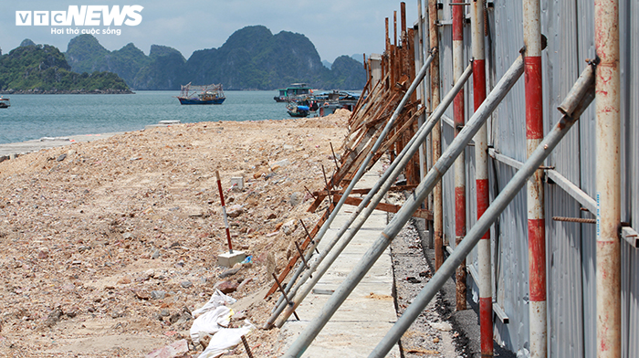 Dựng rào chắn cảnh báo sau vụ ô tô lao xuống biển khiến 4 người chết - 8