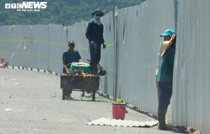 Dựng rào chắn cảnh báo sau vụ ô tô lao xuống biển khiến 4 người chết - 3