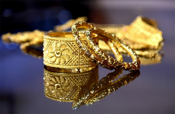 Giá vàng đầu tuần vượt 1.800 USD/ounce - 1