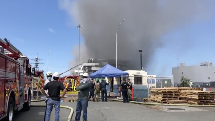 Video, ảnh: Cháy nổ dữ dội trên siêu tàu đổ bộ USS Bonhomme Richard của Mỹ - 5